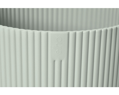 Detailní pohled na žebrovaný plastový květináč s logem výrobce