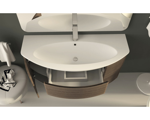 Koupelnová skříňka s umyvadlem s otevřenou zásuvkou, umyvadlem a baterií v moderní koupelně