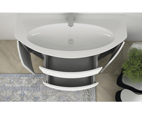 Pohled shora na koupelnu s umyvadlovou skříňkou s výsuvnými prvky a otevřenými dvířky skříňky