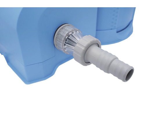 Detailní záběr přípojky bazénového čerpadla s hadicí