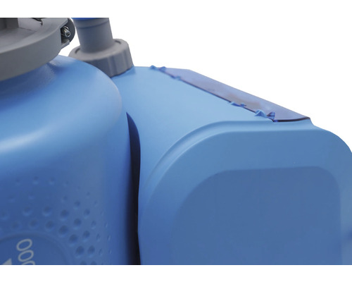 Detailní pohled na modrý zahradní postřikovač.
