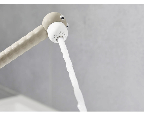 Hadí sprchová hlavice stříkající vodu