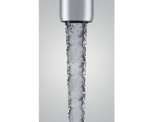 Vodovodní kohoutek s tekoucí vodou