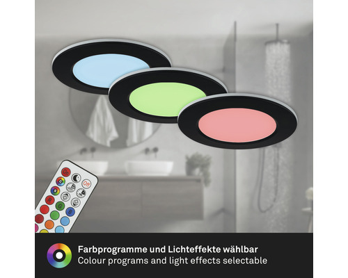 Tři kulatá stropní světla s různými barvami světla a dálkové ovládání v koupelně.