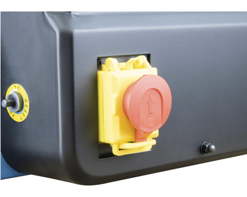 Detail zařízení se žlutou zástrčkou a červenou ochrannou krytkou