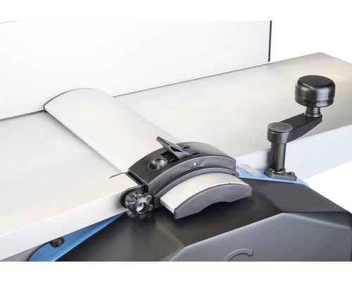 Detailní pohled na hoblovací stroj s ovládacími prvky pro zpracování dřeva