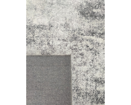 Koberec s abstraktním vzorem