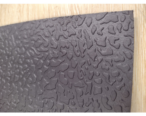 Černá gumová rohož s nepravidelným vzorem.