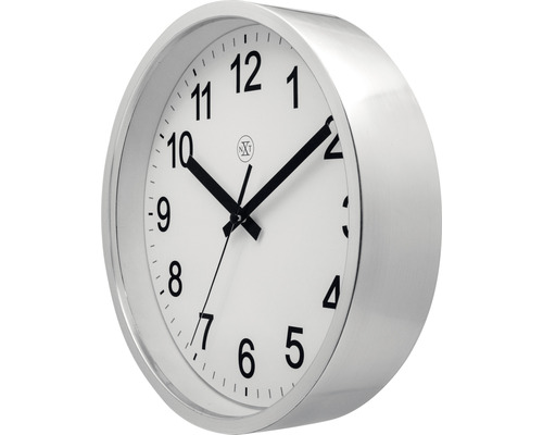 Kulaté nástěnné hodiny se stříbrným rámem a ciferníkem