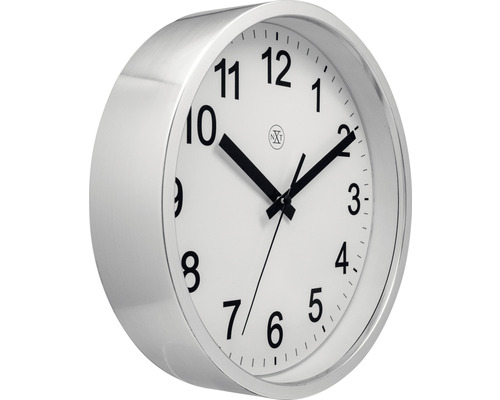 Nástěnné hodiny s ciferníkem a stříbrným rámem