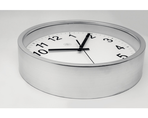 Kulaté nástěnné hodiny s ciferníkem a stříbrným rámem