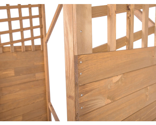 Detailní pohled na dřevěný zahradní altán s mřížovými prvky