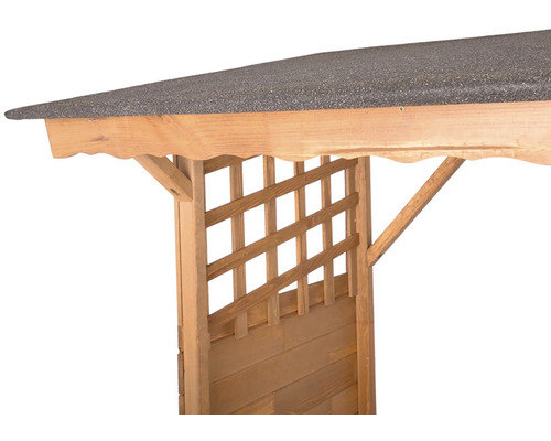 Detailní pohled na dřevěný zahradní altán s mřížovými prvky a střechou