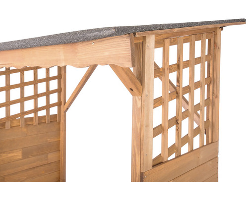 Detailní pohled na dřevěnou pergolu se střechou a mřížovím