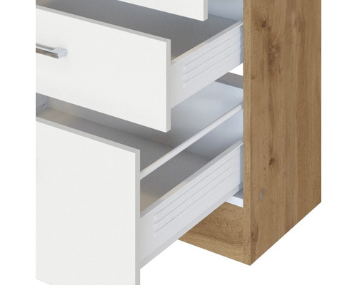 Detailní pohled na skříň s otevřenými zásuvkami.