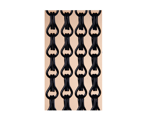 Detailní pohled na černý řetězový závěs