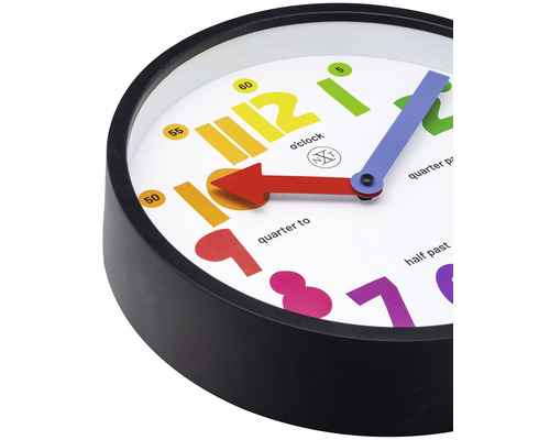 Nástěnné hodiny s černým rámem a barevnými nápisy pro zobrazení času