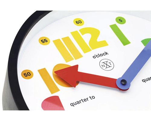 Nástěnné hodiny s barevnými číslicemi a ručičkami