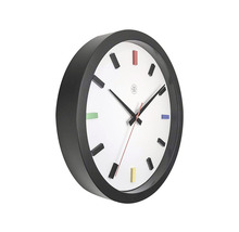 Kulaté nástěnné hodiny s barevnými značkami