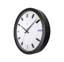 Nástěnné hodiny s barevnými značkami a černým rámem