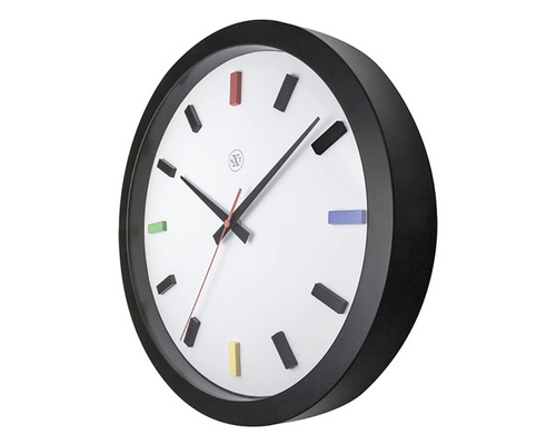 Nástěnné hodiny s barevnými značkami a černým rámem