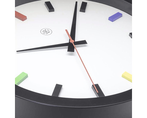Nástěnné hodiny s barevnými značkami a ukazatelem času