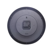 Zadní strana kulatých nástěnných hodin s quartzovým strojkem