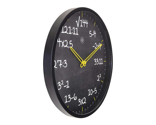 Nástěnné hodiny s matematickými rovnicemi místo čísel