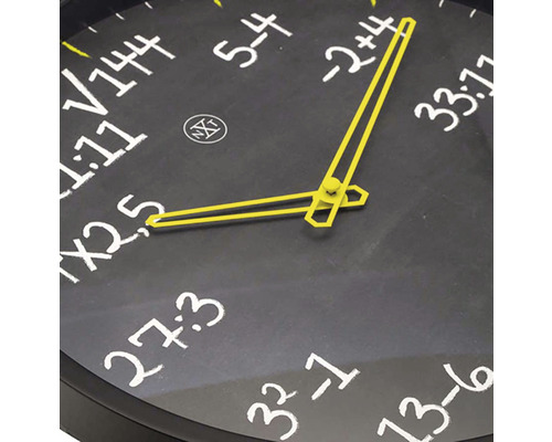 Nástěnné hodiny s matematickými vzorci namísto čísel