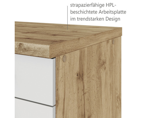 Detailní pohled na pracovní desku s dřevěným dekorem a bílými zásuvkami