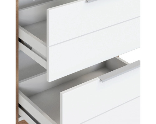 Komoda s otevřenými bílými zásuvkami.