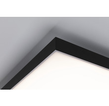 Detail stropního svítidla s obdélníkovým, tmavým rámem