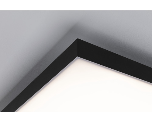 Detail stropního svítidla s obdélníkovým, tmavým rámem