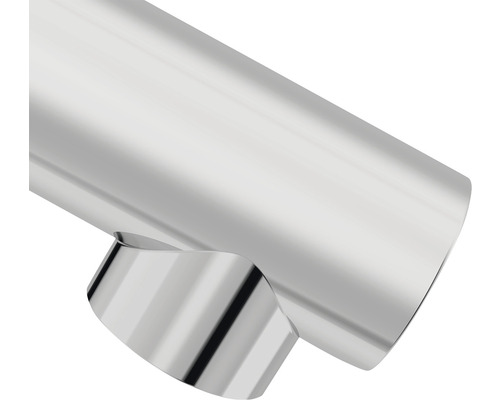 Detailní pohled na chromovaný výtok vodovodní baterie