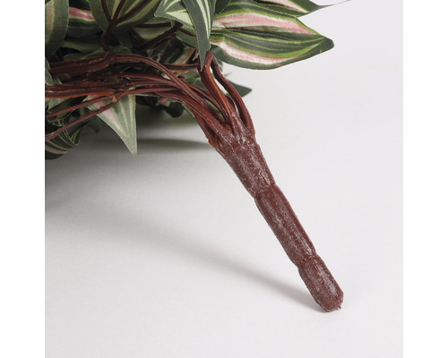 Detailní záběr umělého výhonku s listy