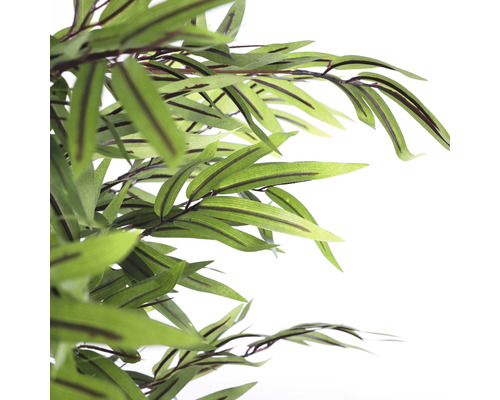 Umělá rostlina se zelenými listy