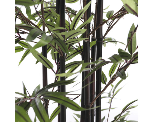 Detailní záběr umělého bambusu s listy