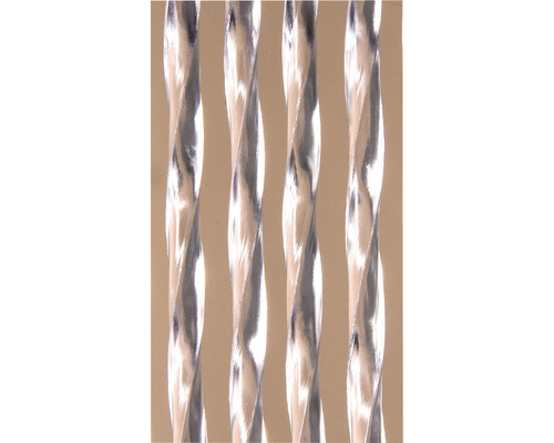 Detailní záběr čtyř zkroucených, lesklých kovových tyčí