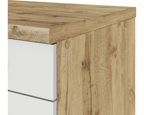 Detail skříně s dřevěným vzorem a bílými zásuvkami