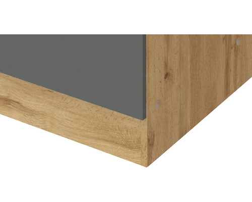 Detail nábytku s dřevěnou strukturou a šedým povrchem