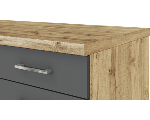 Komoda se zásuvkami a dřevěnou strukturou