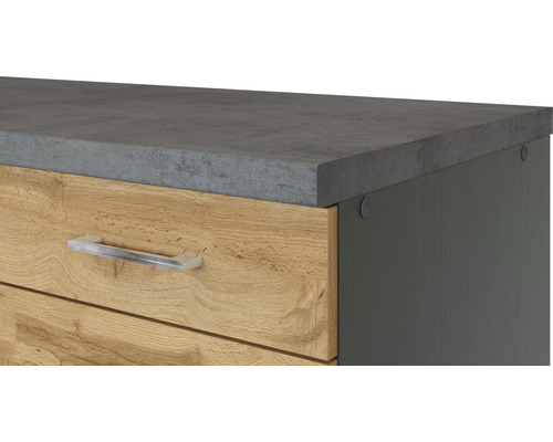 Detailní pohled na skříň se zásuvkami, šedou pracovní deskou a stříbrnými úchyty