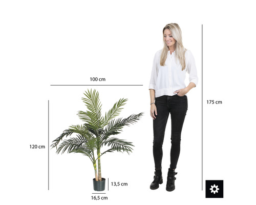 Rozměry umělé arekové palmy v květináči vedle ženy