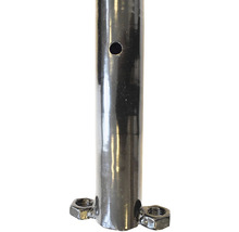 Černá kovová tyč s otvorem a maticemi