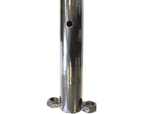 Černá kovová tyč s otvorem a maticemi