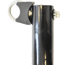 Detail kovového sloupku s upevňovacími prvky