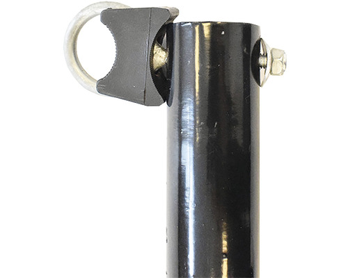 Detail kovového sloupku s upevňovacími prvky