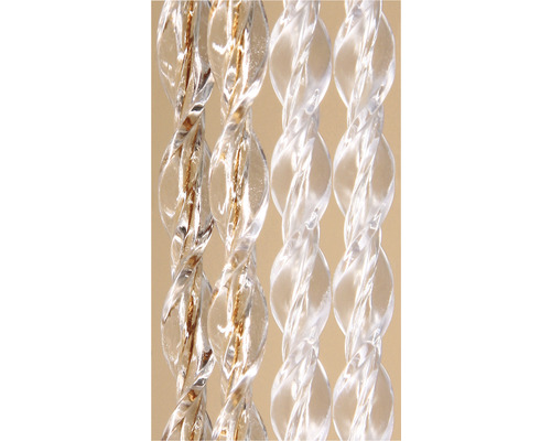 Detailní záběr spirálovitých, průhledných plastových řetězů