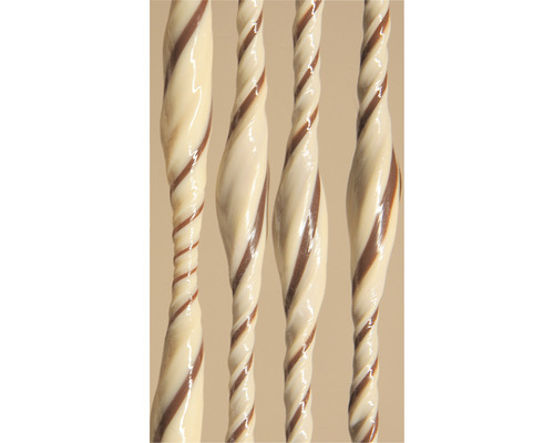 Detailní záběr na čtyři stočené tyče.