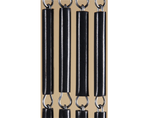 Detail lamelových dveří s plastovými profily a kovovými kroužky pro zavěšení